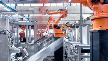 Robot arms on the assembly line in the production hall for Geberit concealed cisterns (© Geberit)