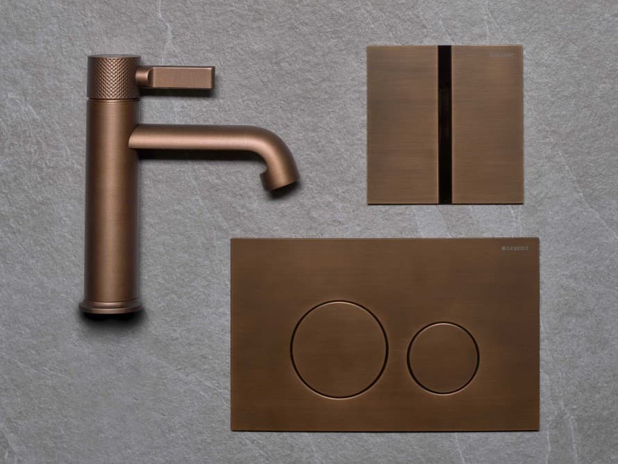 브러시드 코퍼 메탈(Brushed copper metal)톤으로 완벽하게 조화를 이루는 Geberit Sigma40 누름버튼과 Type 40 커버 플레이트 브러시드 코퍼 메탈(Brushed copper metal)톤으로 완벽하게 조화를 이루는 Geberit Sigma40 누름버튼과 Type 40 커버 플레이트
