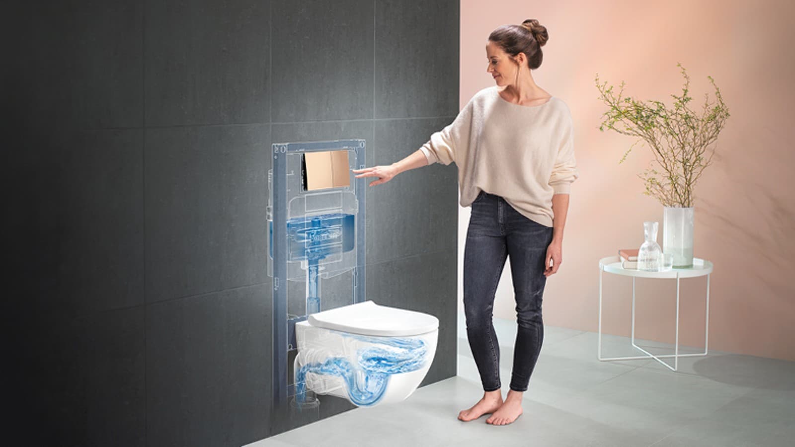 Geberit Acanto 변기 옆에서 만족해하는 여성 Geberit Acanto 변기 옆에서 만족해하는 여성